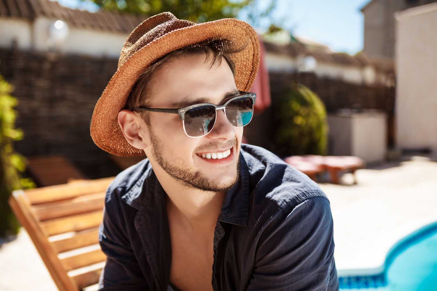 Las gafas de sol para hombre de estilo clásico y los modelos más coloridos son las principales tendencias este verano